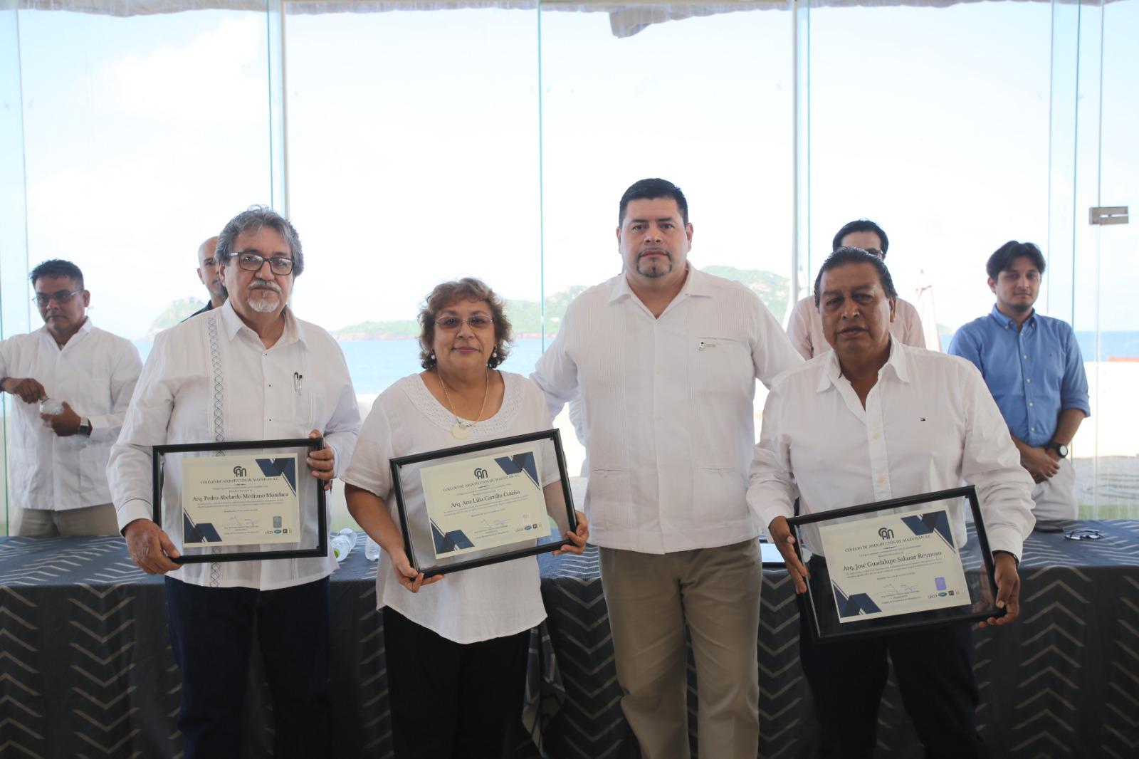 $!Gerónimo Salas entre los homenajeados de esa mañana, Pedro Medrano, Ana Lilia Carrillo Cutiño y José Guadalupe Salazar.