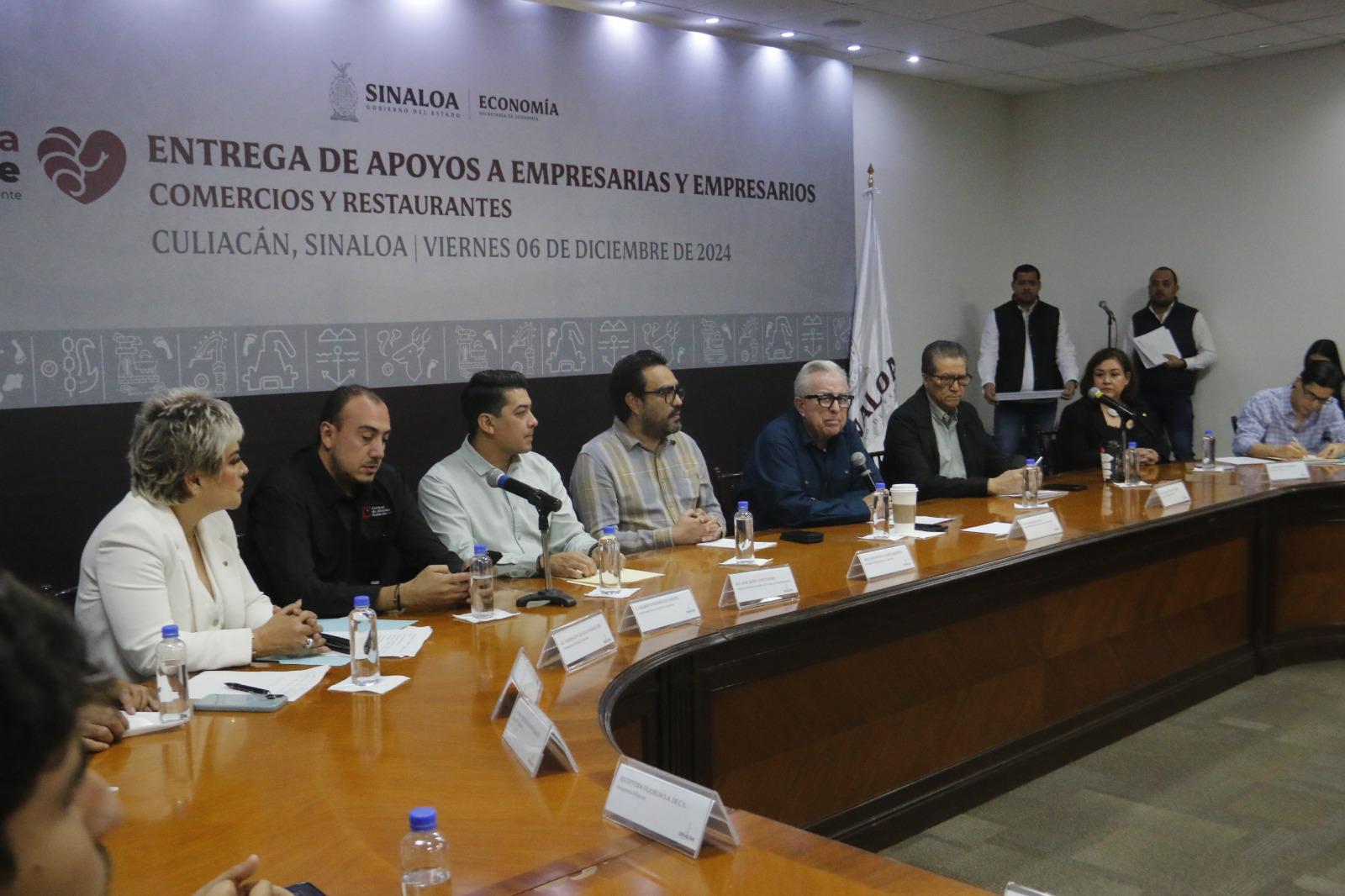 $!Entrega Gobierno de Sinaloa apoyos económicos a comerciantes de Culiacán afectados por crisis de seguridad