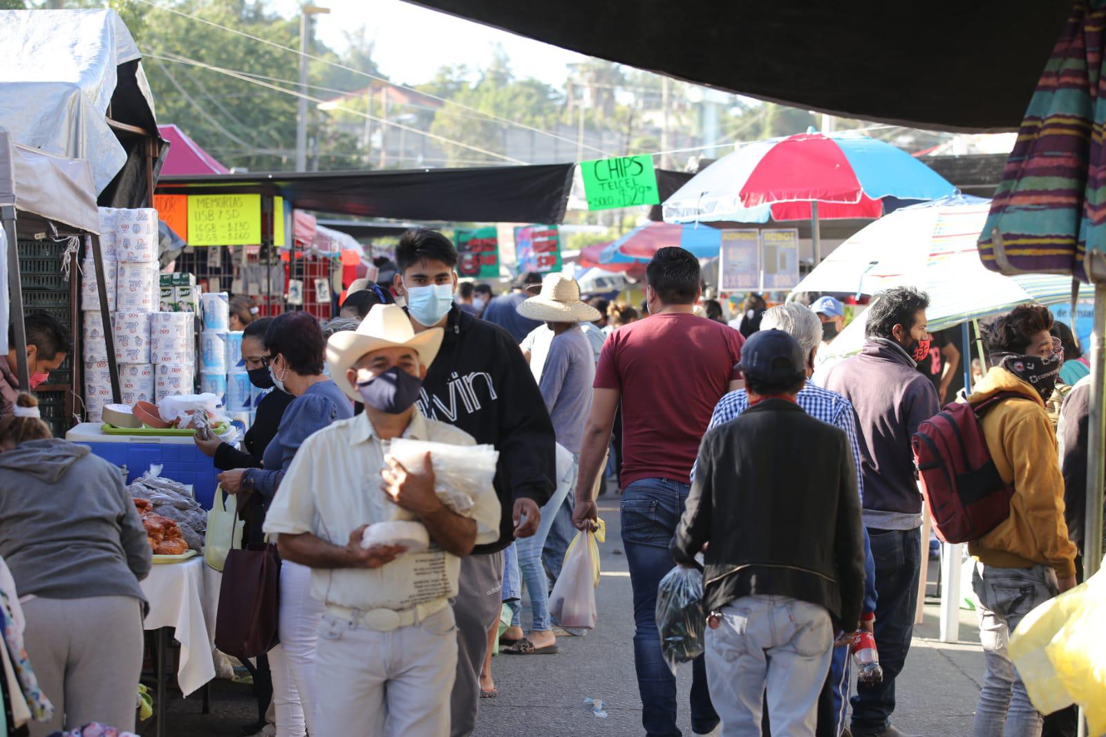 $!Tianguis de la Juárez, en Mazatlán, luce repleto este domingo y sin sana distancia