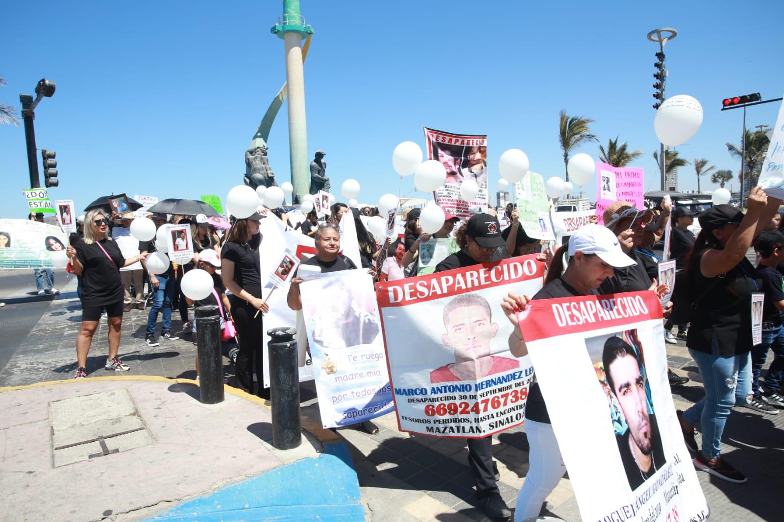 $!Marchan en Mazatlán para exigir el regreso de sus desaparecidos
