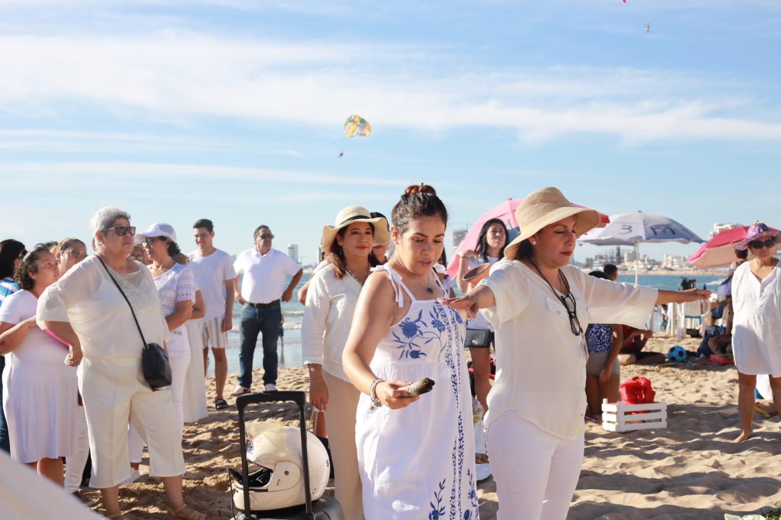 $!Limpian sus energías frente al mar de Mazatlán para recibir a la Primavera