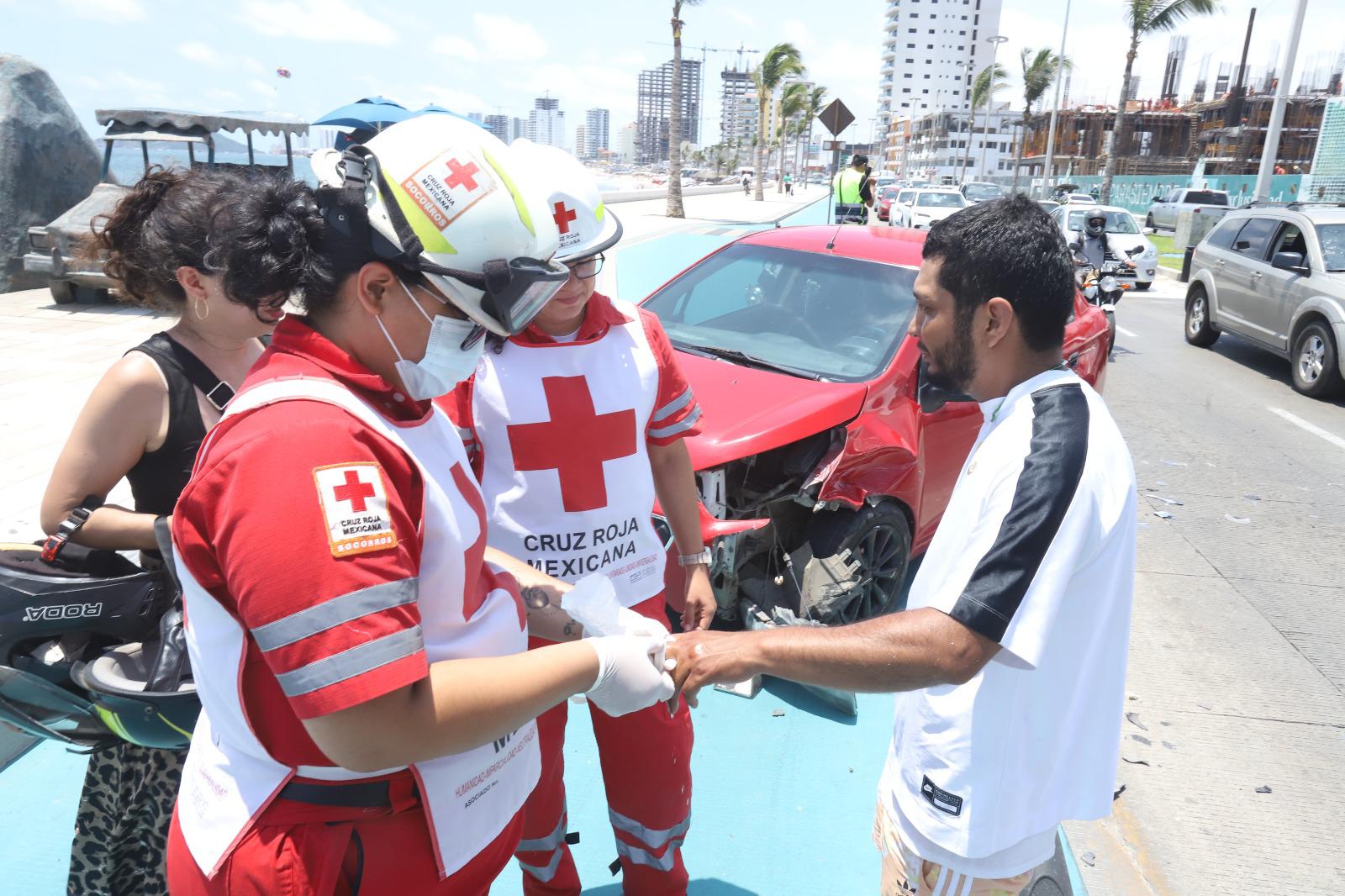 $!Maniobra de tráiler provoca carambola en la Avenida del Mar, en Mazatlán