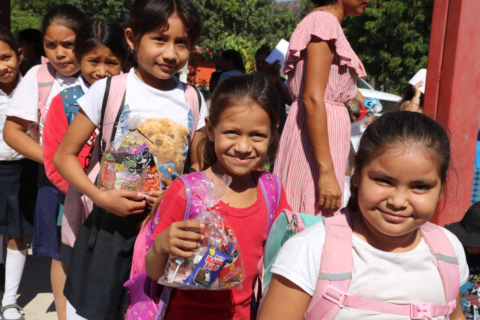 $!Llevan alegría y juguetes a niños y niñas de comunidades de Escuinapa