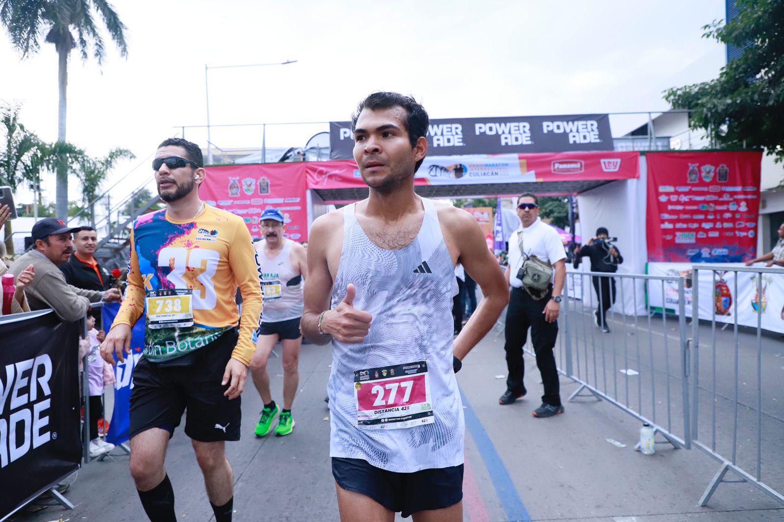 $!¡Muy Valentín! Mazatleco Rendón gana Maratón Internacional de Culiacán