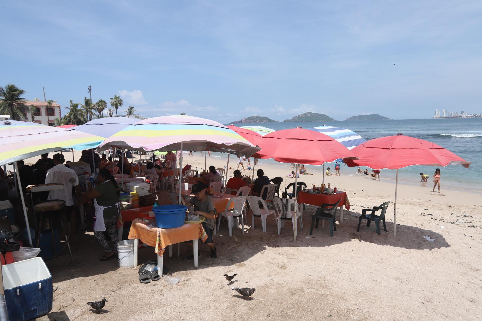 $!Acaparan comerciantes grandes espacios de playa en Pinitos y dejan poco lugar a los bañistas