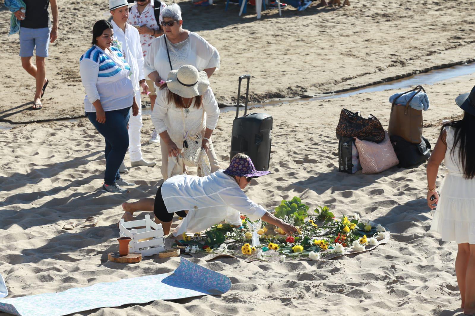 $!Limpian sus energías frente al mar de Mazatlán para recibir a la Primavera