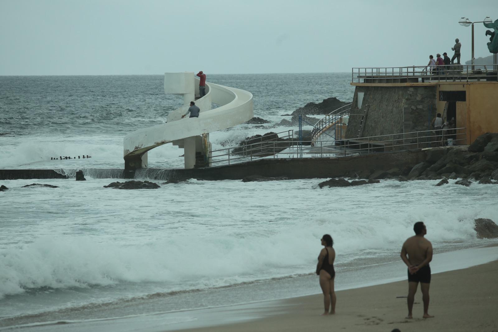 $!Mazatlán vivió fuertes vientos y oleajes durante las primeras horas del viernes