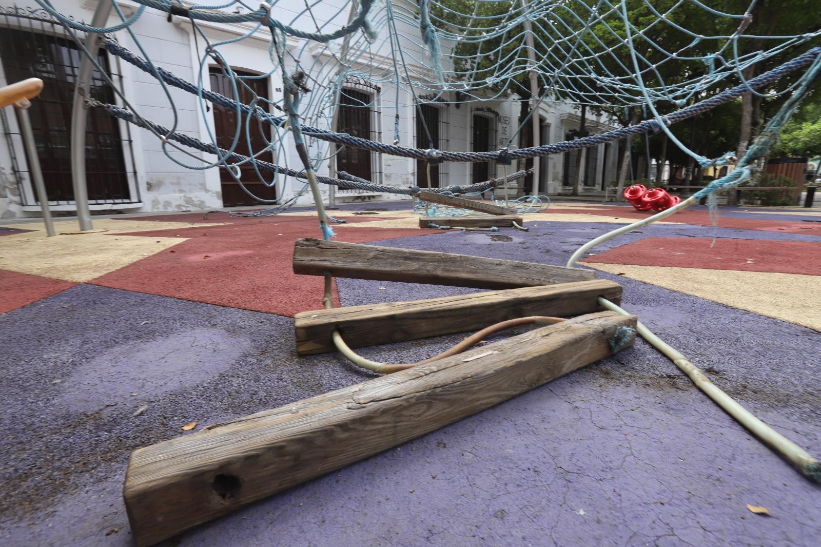 $!Destruidos e inutilizables, continúan juegos del parque Venustiano Carranza en Centro Histórico de Mazatlán