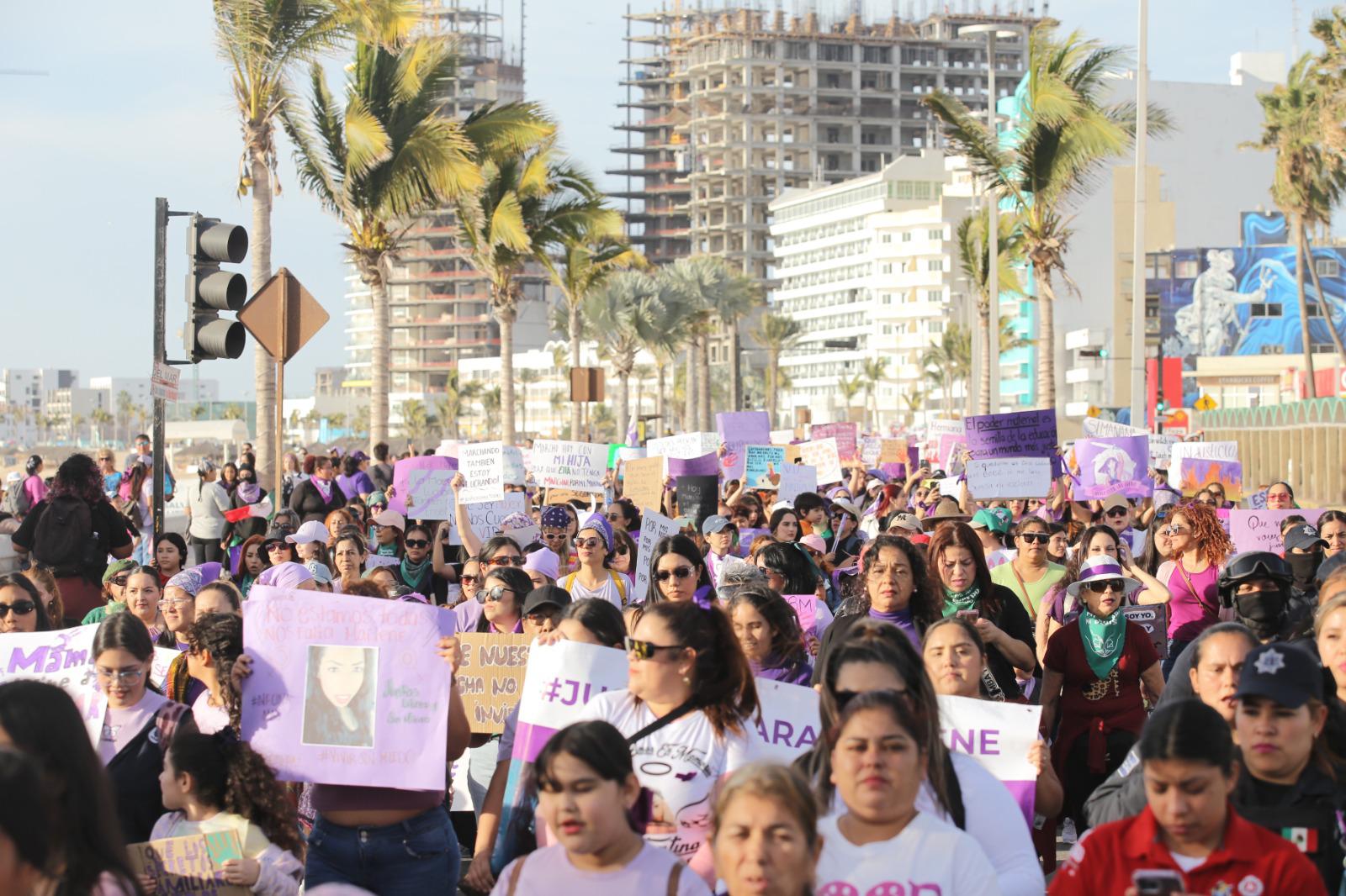 $!Mujeres en Mazatlán ‘encienden el fuego de sus voces’ en la Marcha del 8M