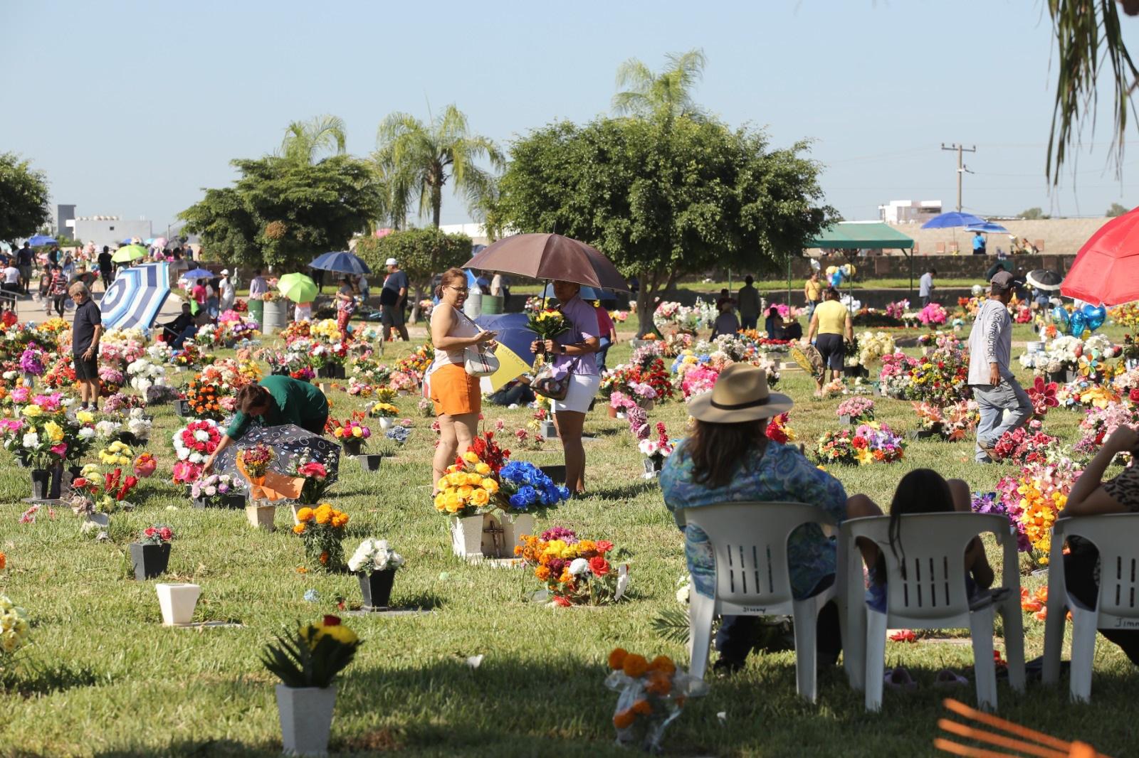 $!Acuden miles de personas a los panteones de Mazatlán a llevar ofrendas a sus seres queridos