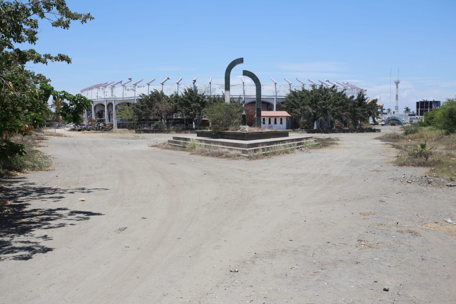 $!Demuelen la histórica Plaza de Toros de Mazatlán