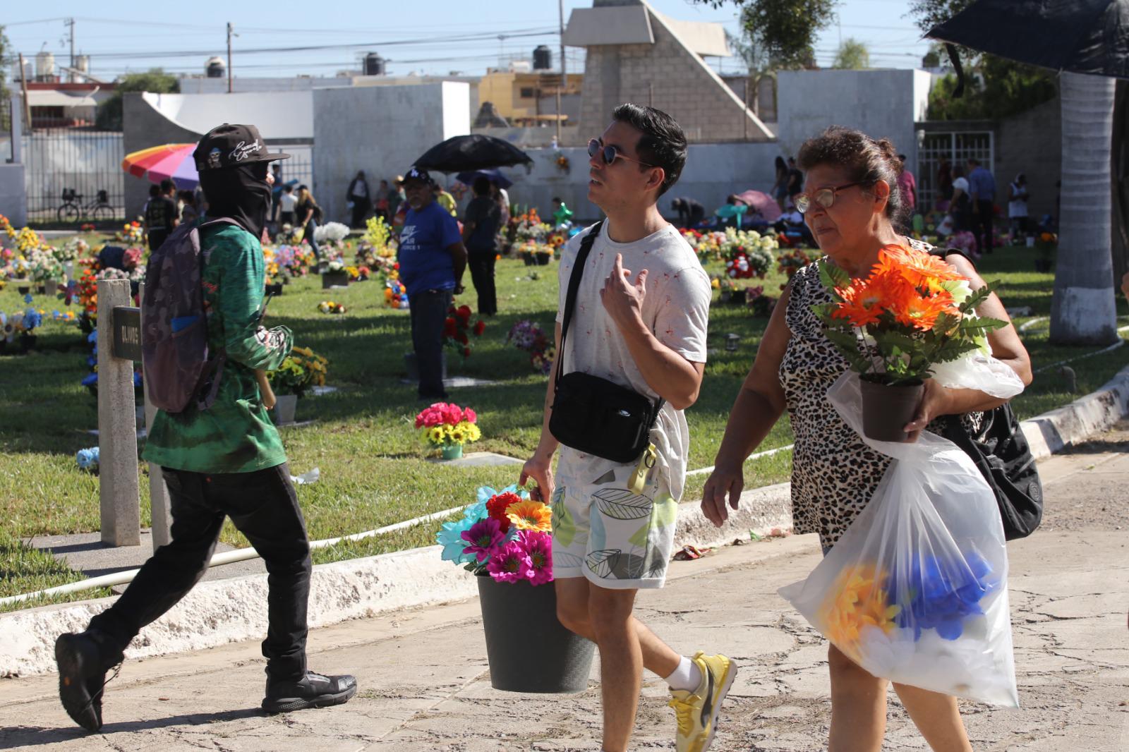 $!Acuden miles de personas a los panteones de Mazatlán a llevar ofrendas a sus seres queridos