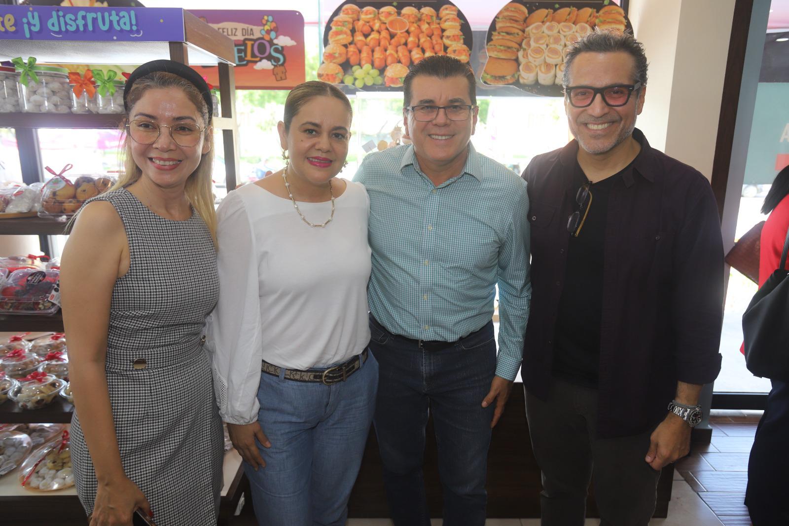 $!Ninfa Padrón, de Plaza Acaya; María Teresa Apodaca de González junto a su esposo el Alcalde Édgar González Zataráin, y al director general de Grupo Panamá, Luis Osuna Vidaurri.