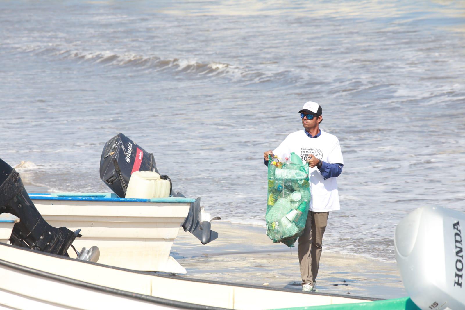 $!Limpian playas de Mazatlán para concientizar en Día del Medio Ambiente