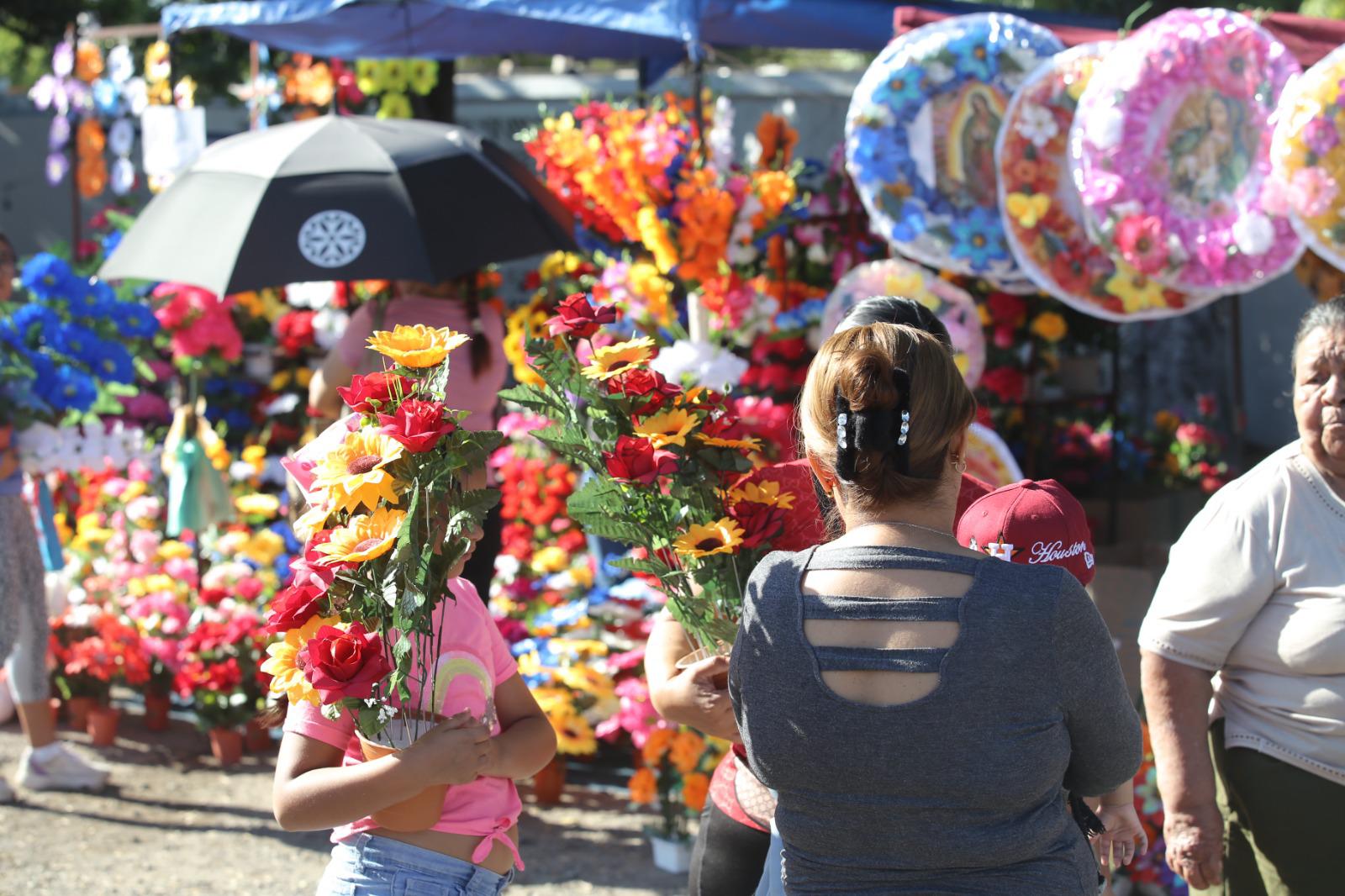 $!Acuden miles de personas a los panteones de Mazatlán a llevar ofrendas a sus seres queridos