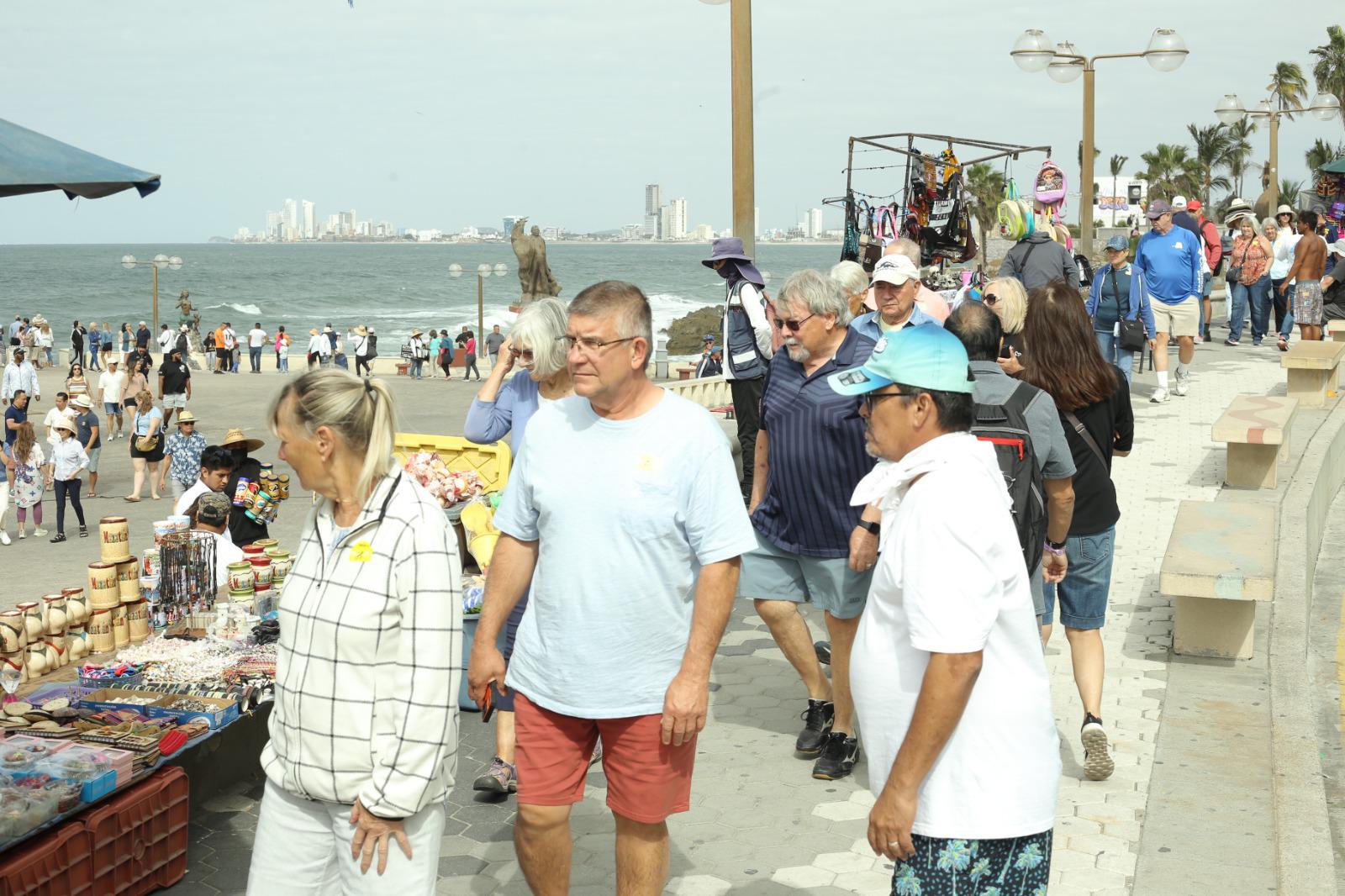 $!Visitantes aprovechan su último día de puente para disfrutar en la zona de Olas Altas