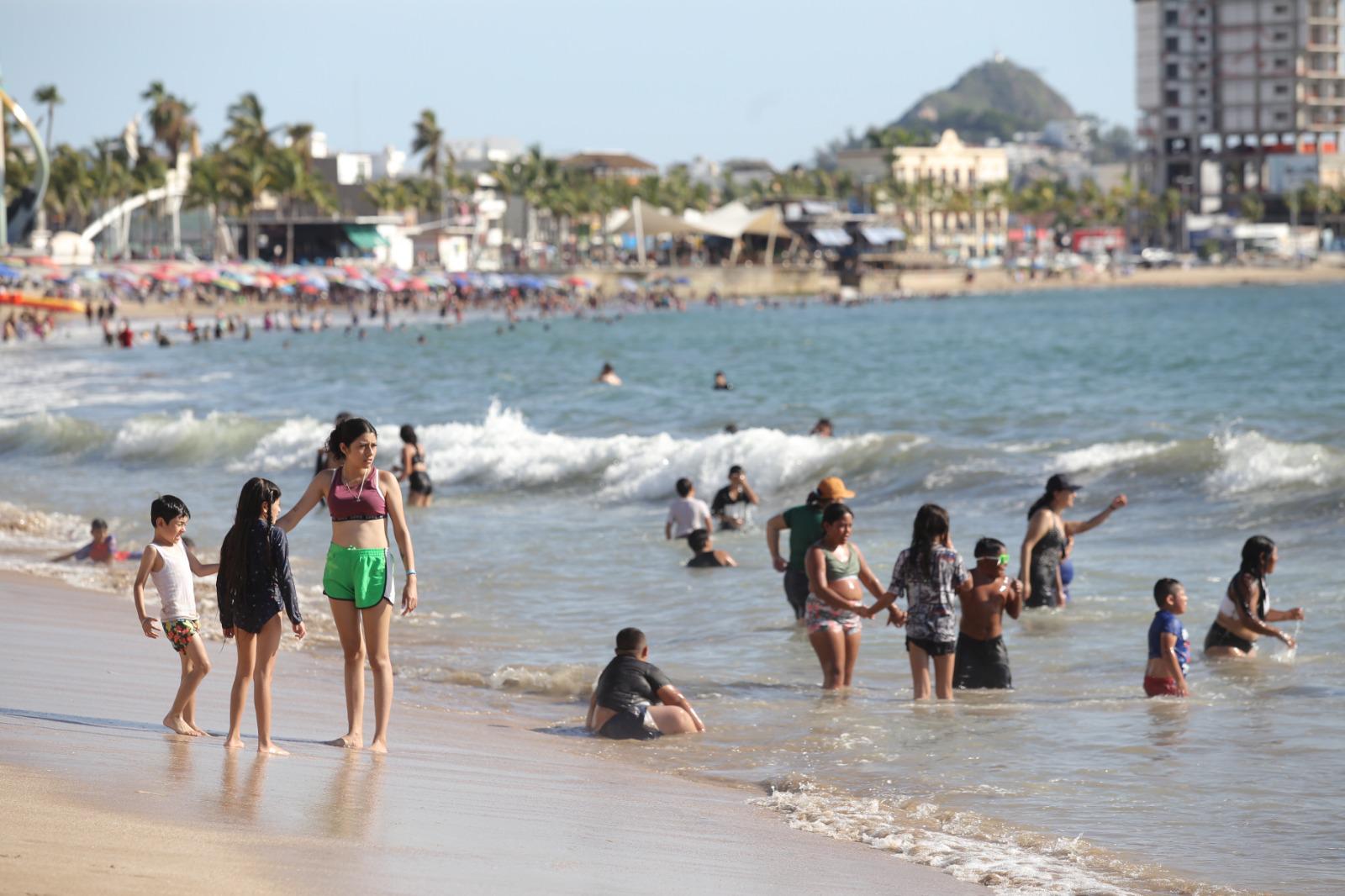 $!Playas de Mazatlán ‘enamoran’ a turistas durante el fin de semana