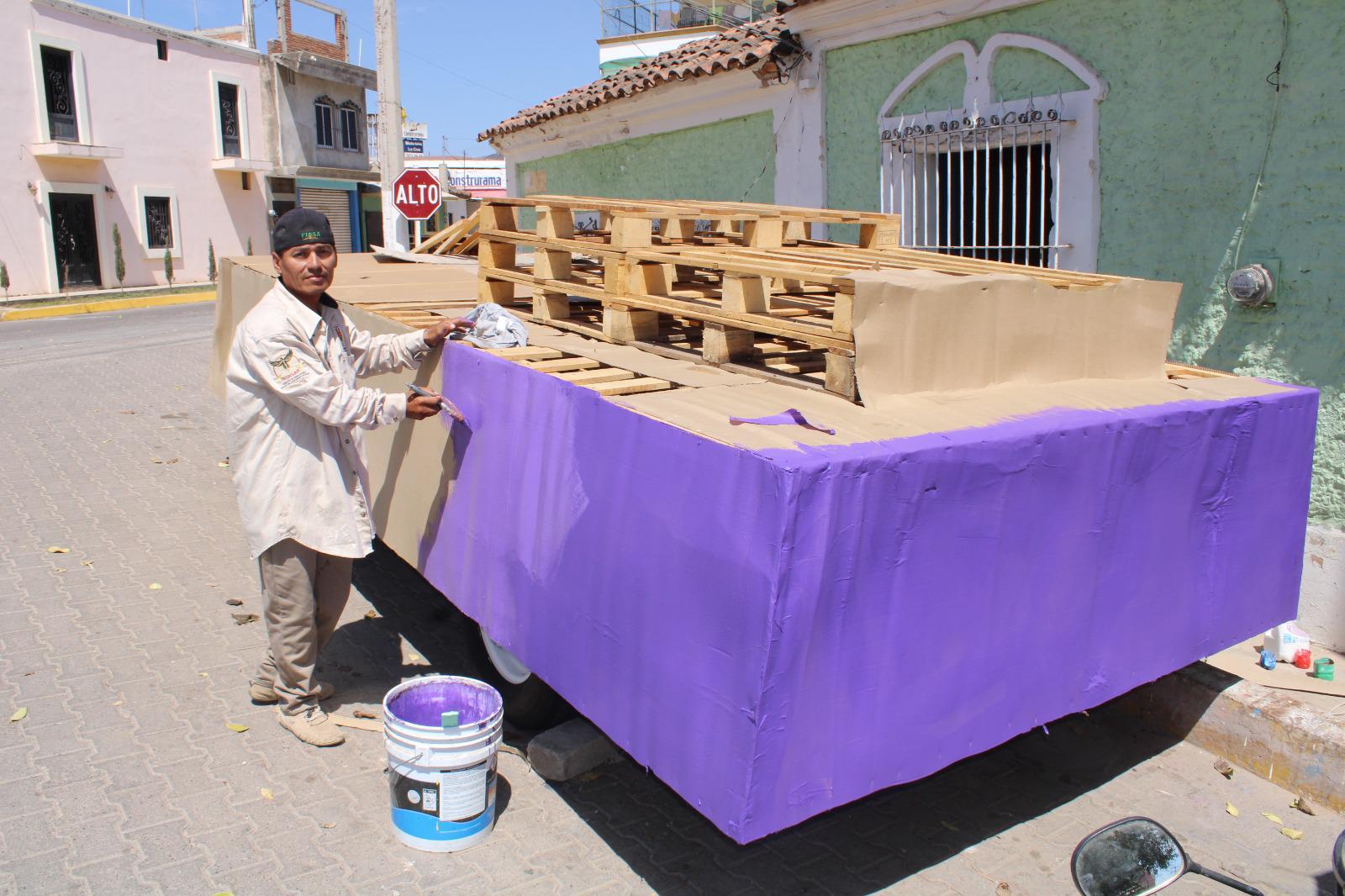 $!José Guadalupe ‘Cocama’, 25 años creando carros alegóricos en el desfile de la Primavera