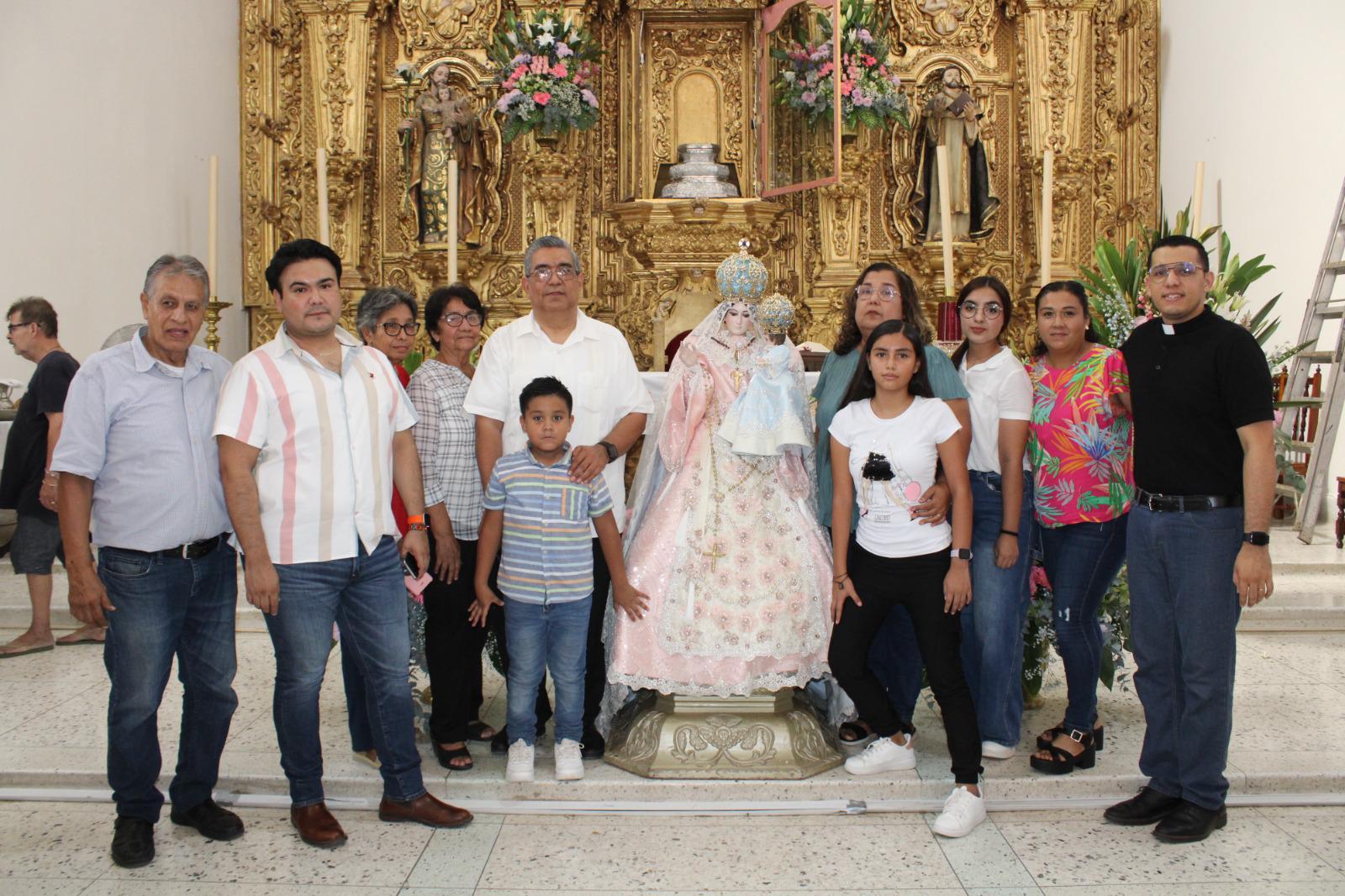 $!Carlos Renato agradece su consagración sacerdotal con vestido a Nuestra Señora del Rosario