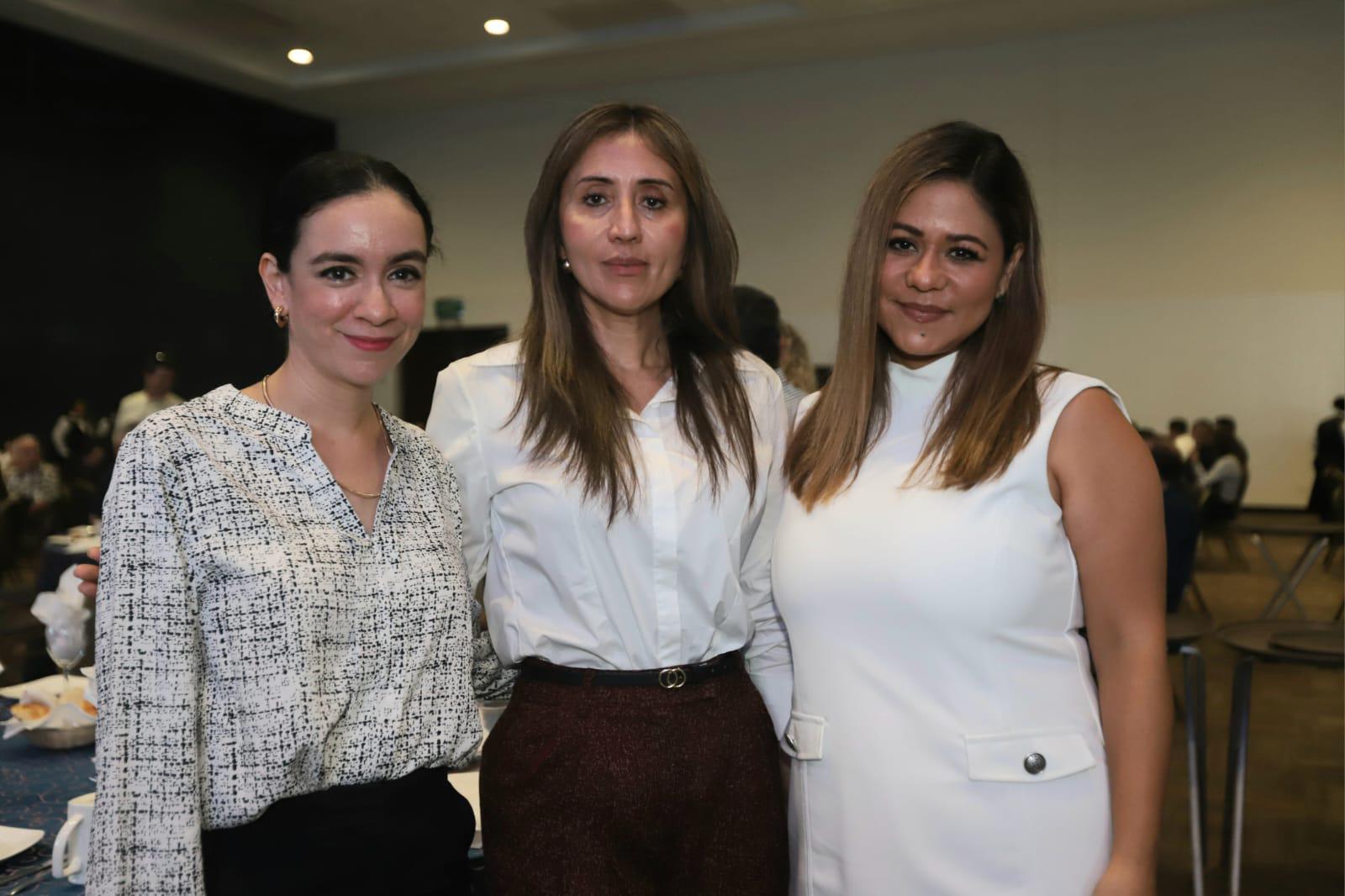 $!Verónica Estrada, presidente de Coparmex Mazatlán, entre Paola Sánchez y Dunia Ocegueda.