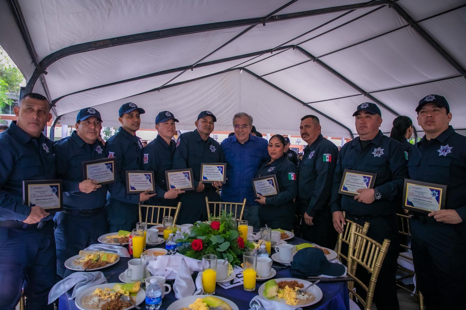 $!Festejan en Culiacán a los policías estatales en su día