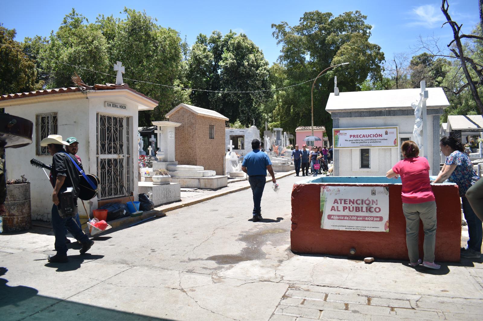 $!Diversas familias pasan el Día de la Madre en el Panteón Civil de Culiacán