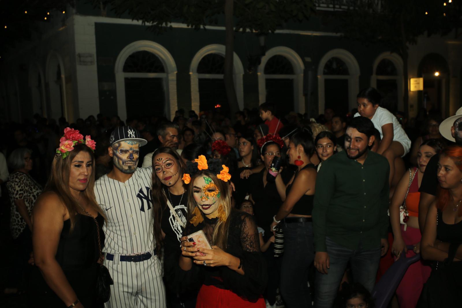 $!Vive el Centro Histórico de Mazatlán la tradicional Callejoneada del Día de Muertos