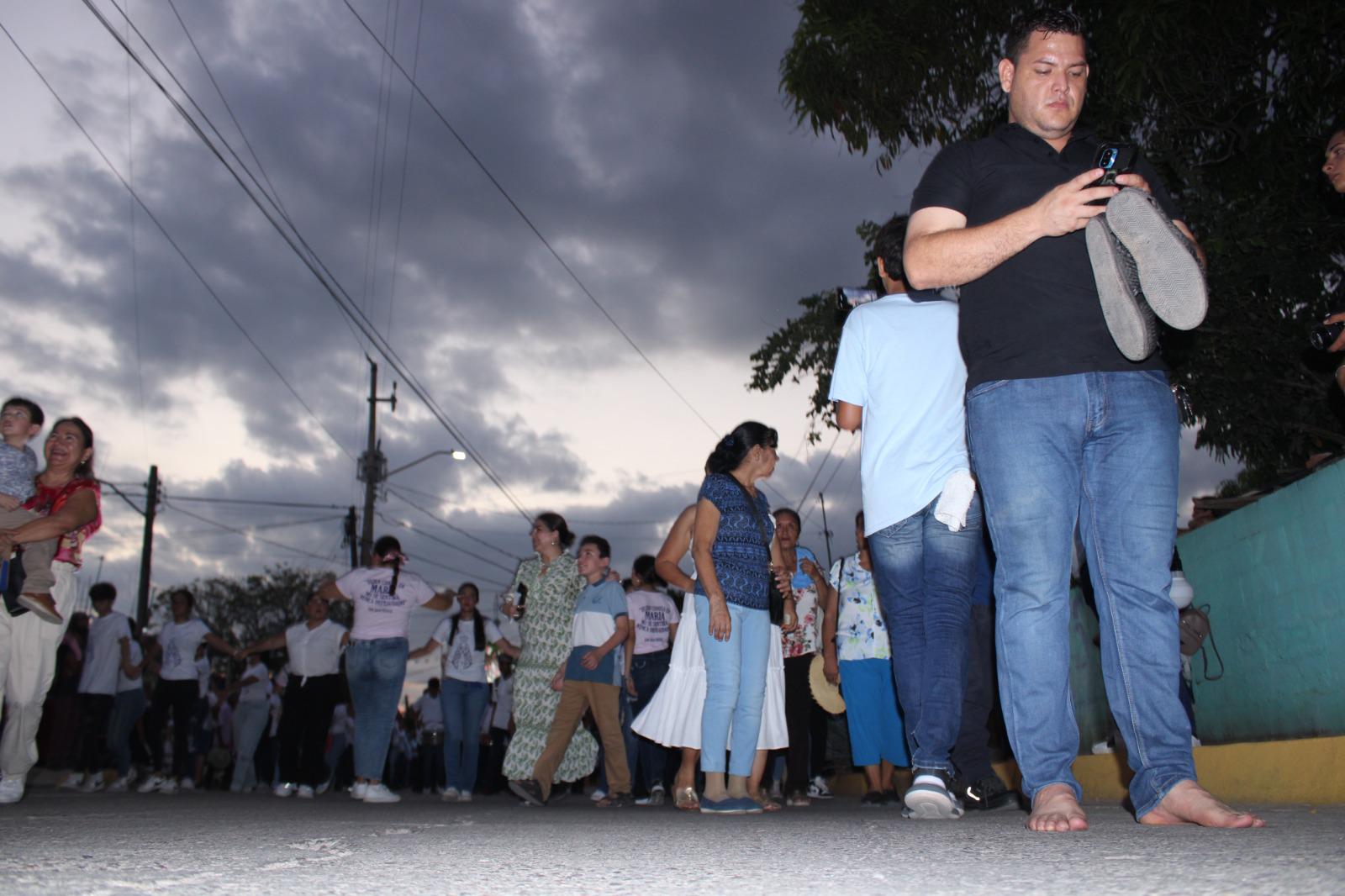 $!Alfonso agradece peregrinando descalzo, desde hace 7 años, en la romería de la Virgen de Rosario