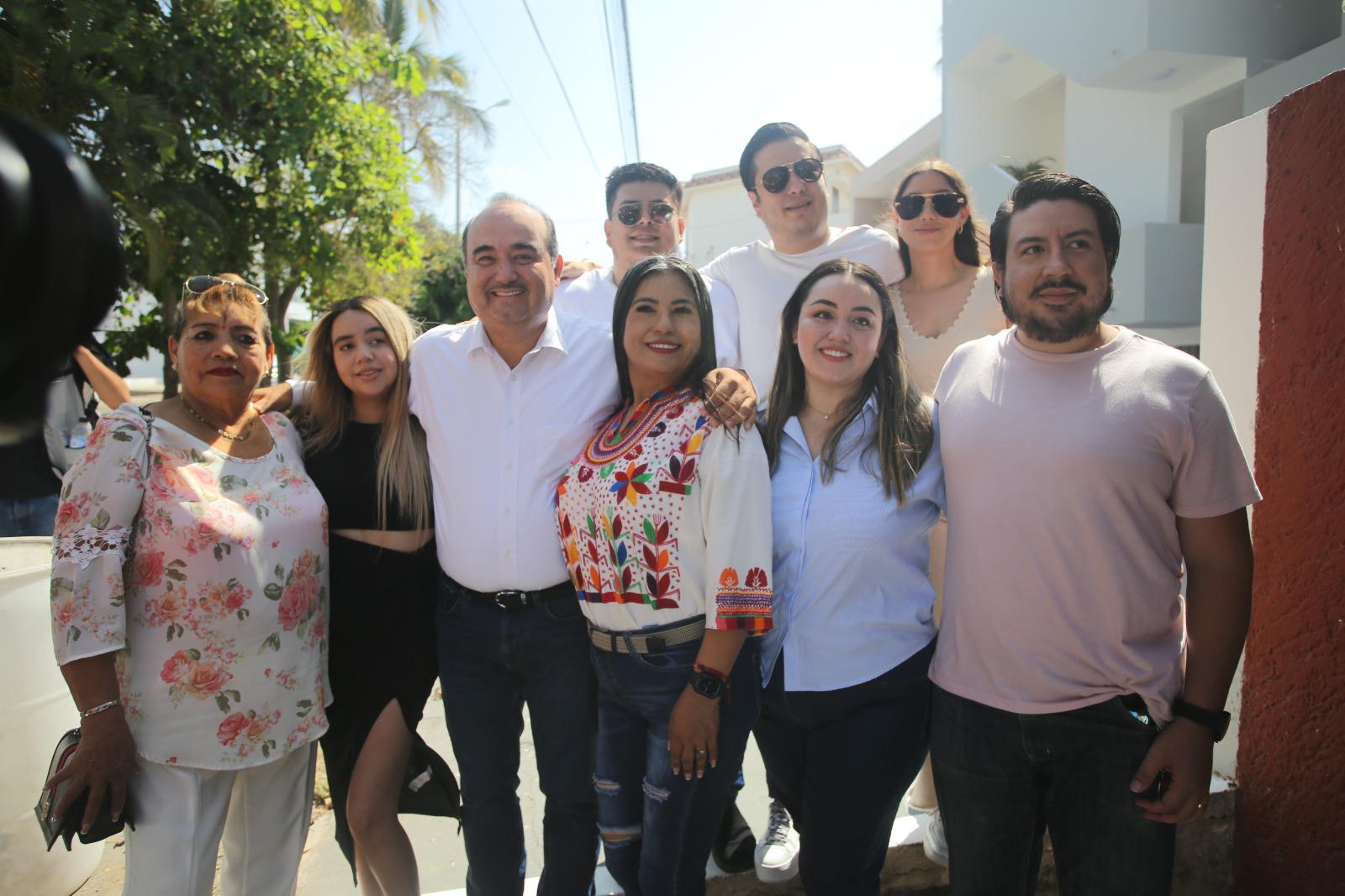 $!Candidato a la Alcaldía de Mazatlán, Guillermo Romero Rodríguez, acude a votar