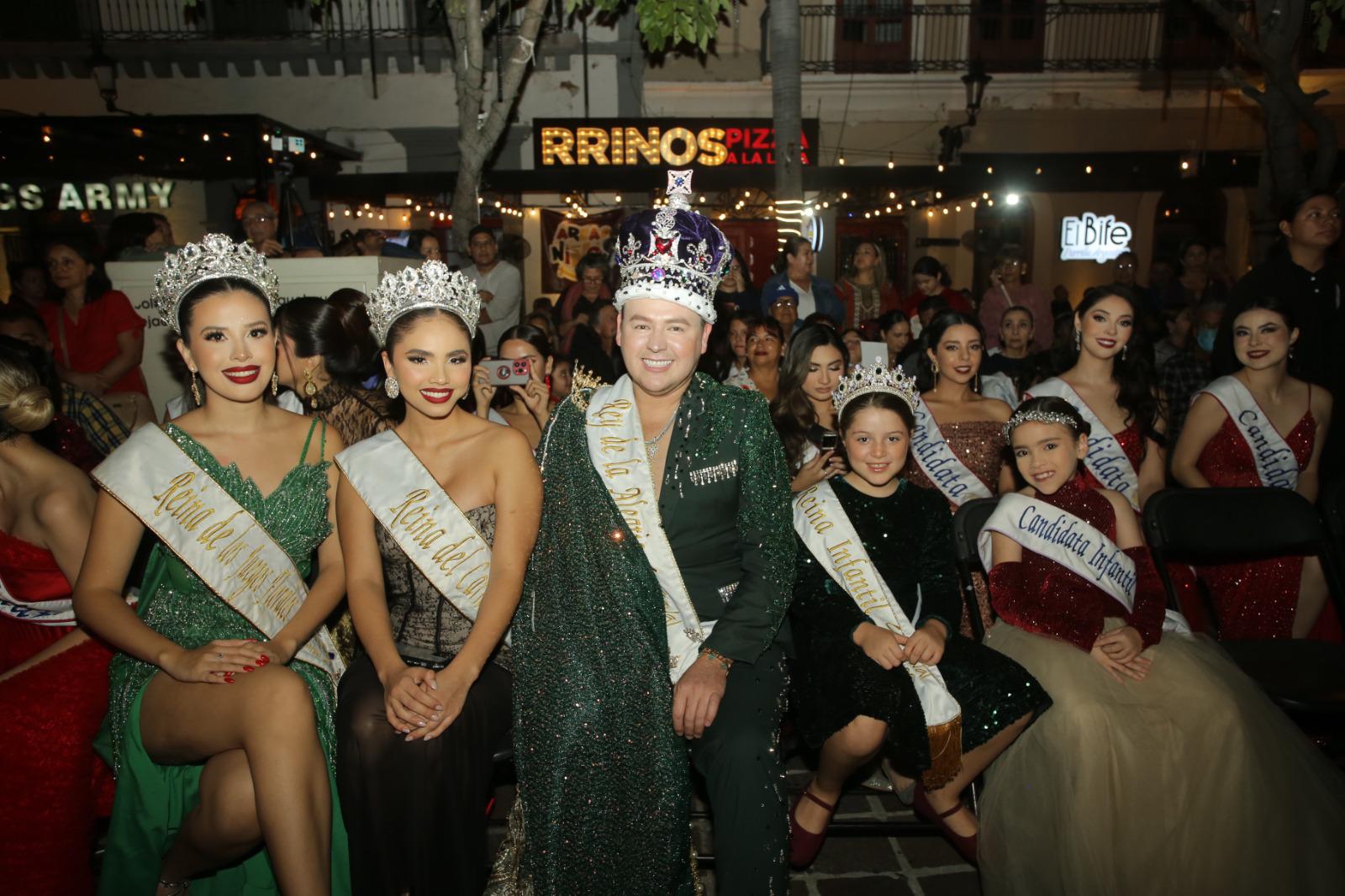 $!Llega la magia de la Navidad a Mazatlán: encienden pino y luces en la Plazuela Machado