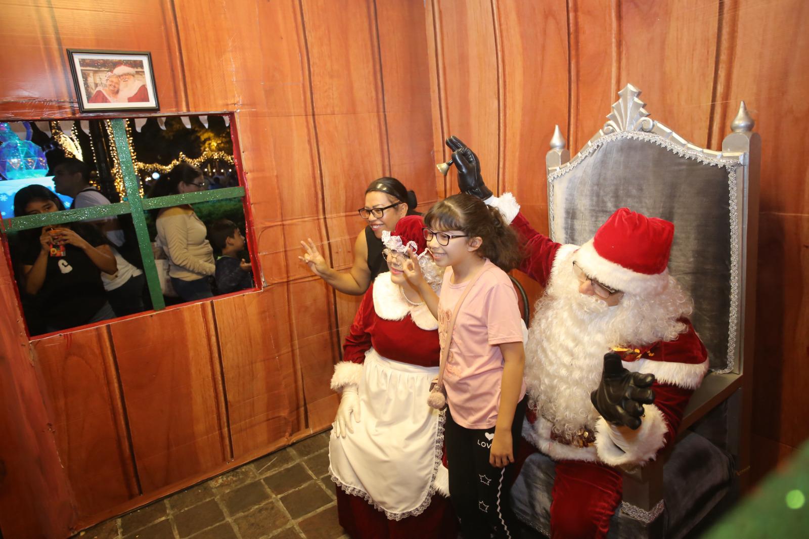 $!Llega la magia de la Navidad a Mazatlán: encienden pino y luces en la Plazuela Machado