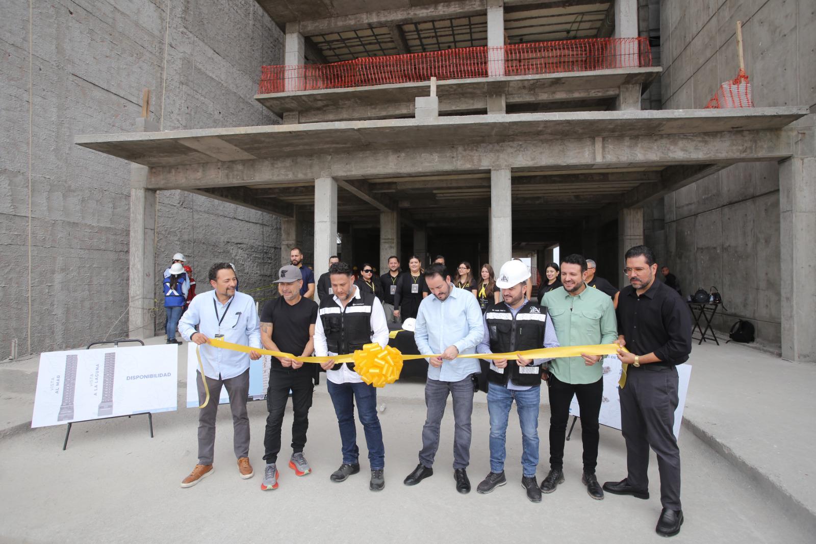 $!El actor Raúl Méndez Martínez participó en el corte del listón del relanzamiento del proyecto de Torre Vita Di Mare Smart Condor, en el cual invierte.