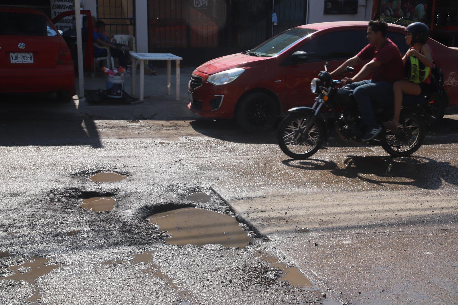 $!Baches y fugas de aguas negras han provocado pleitos en algunas avenidas de Mazatlán