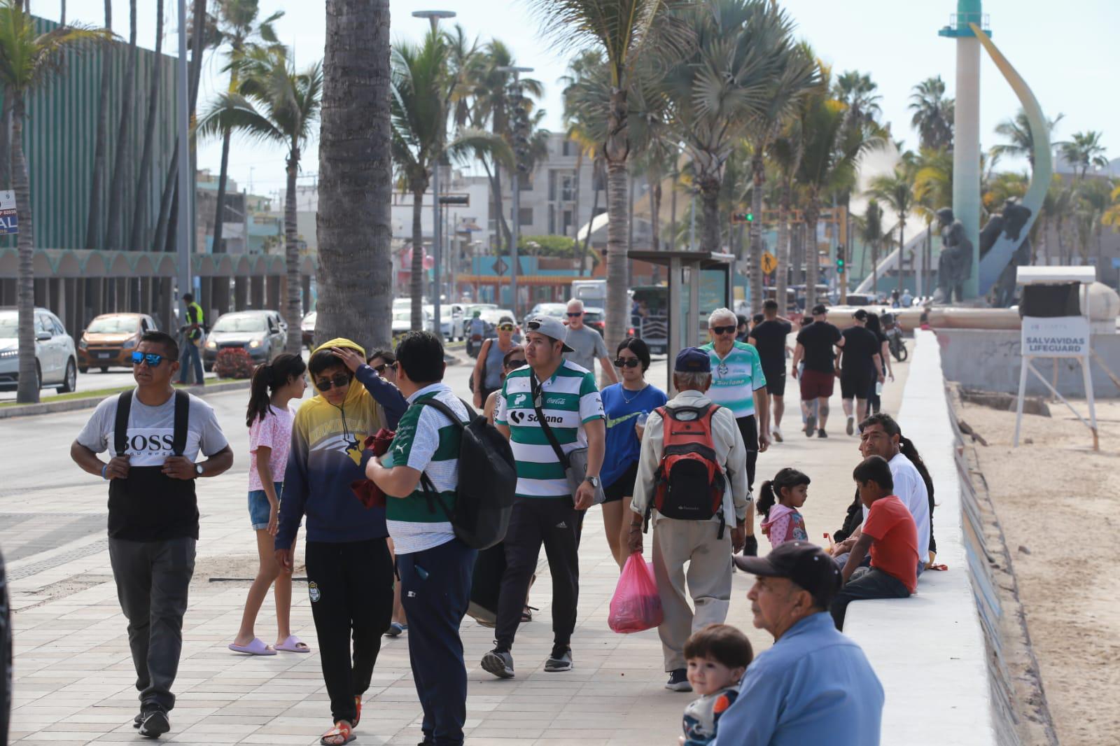 $!Registra Mazatlán un viernes con gran afluencia de turistas nacionales y extranjeros