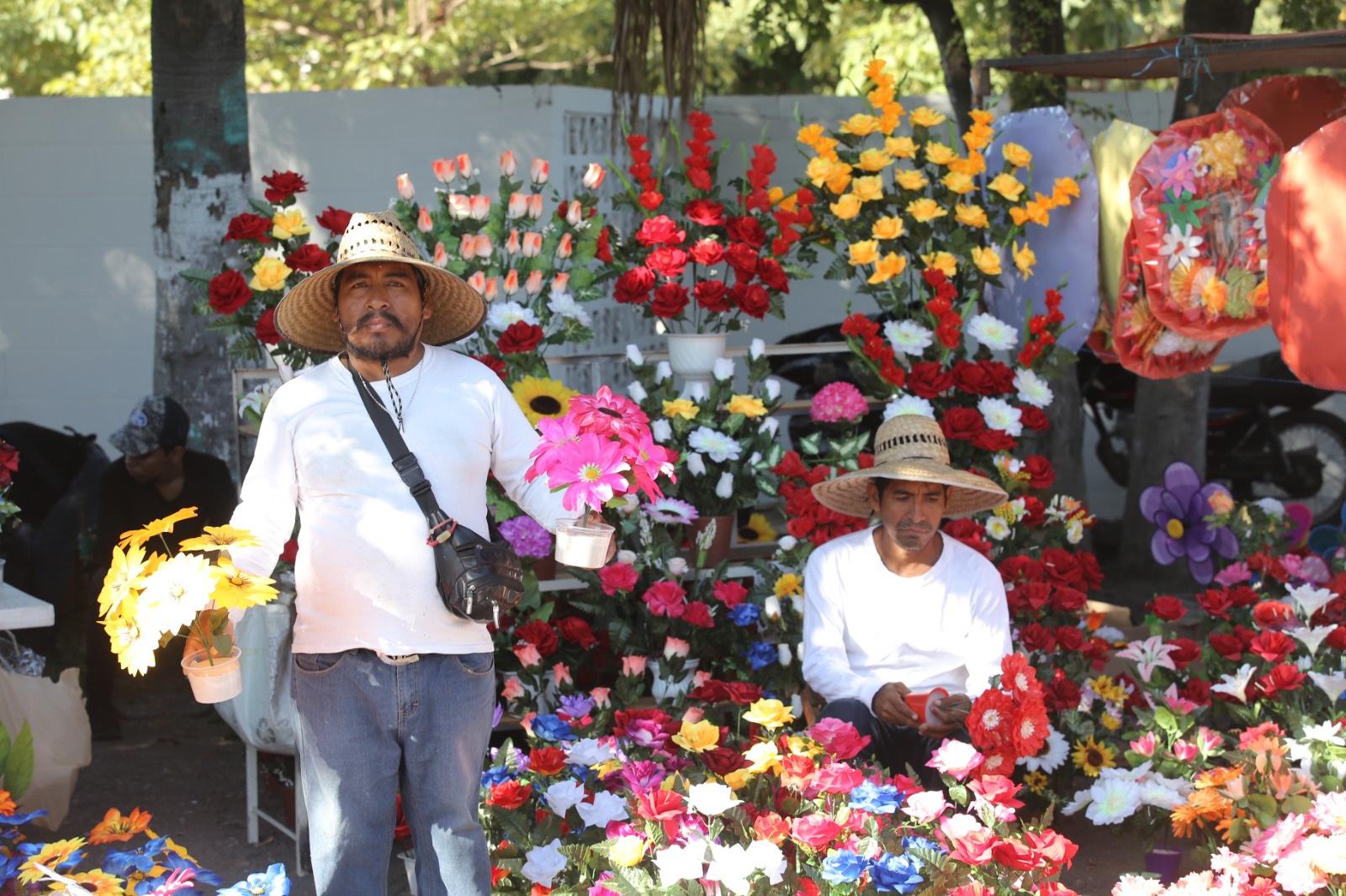 $!Acuden miles de personas a los panteones de Mazatlán a llevar ofrendas a sus seres queridos