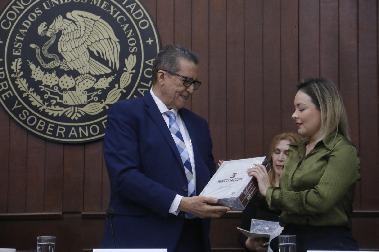 $!Entrega Gobierno de Sinaloa Tercer Informe de Labores de Rocha Moya al Congreso del Estado