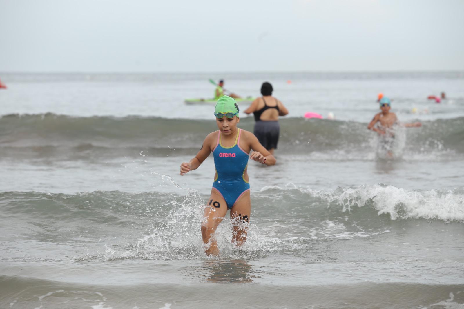 $!Infantes disfrutan del mar en el evento ‘Corre, Nada y Diviértete’ del Comité Municipal de Natación