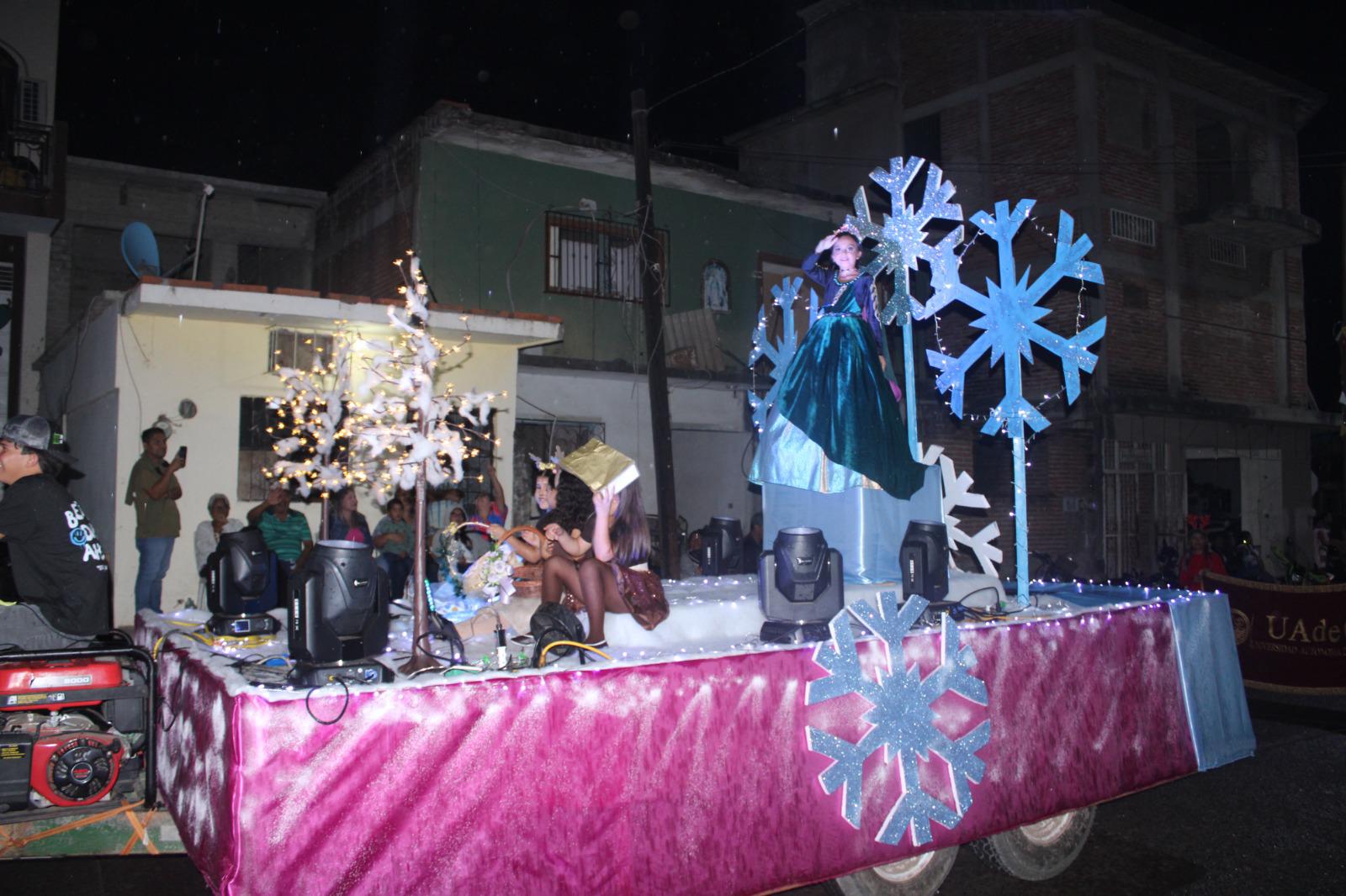 $!Familias rosarenses disfrutan desfile de las luces, gala navideña y encendido del árbol, pese a llovizna