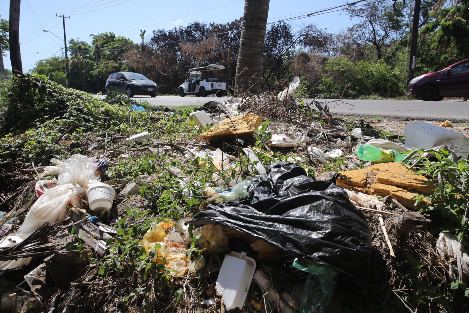 $!Puente de la Río Piaxtla en Mazatlán continúa con kilos de basura