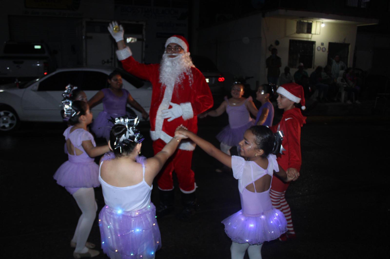 $!Familias rosarenses disfrutan desfile de las luces, gala navideña y encendido del árbol, pese a llovizna