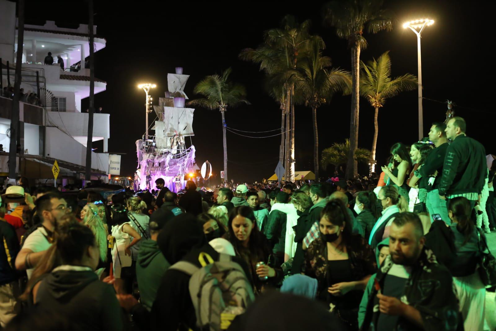 $!Abarrotan el malecón por el desfile de Carnaval de Mazatlán