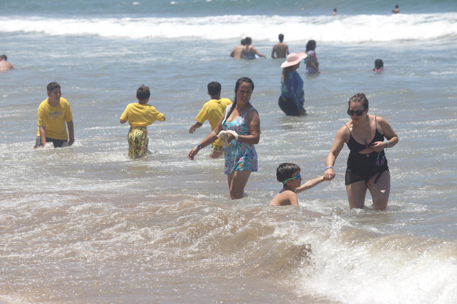 $!Reportan casi 4 mil bañistas en playas de Mazatlán este domingo