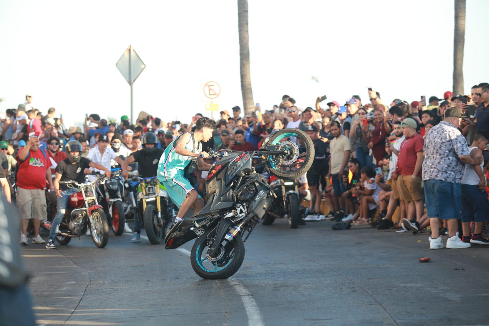 $!Vibra Mazatlán con el desfile de motos por el paseo costero