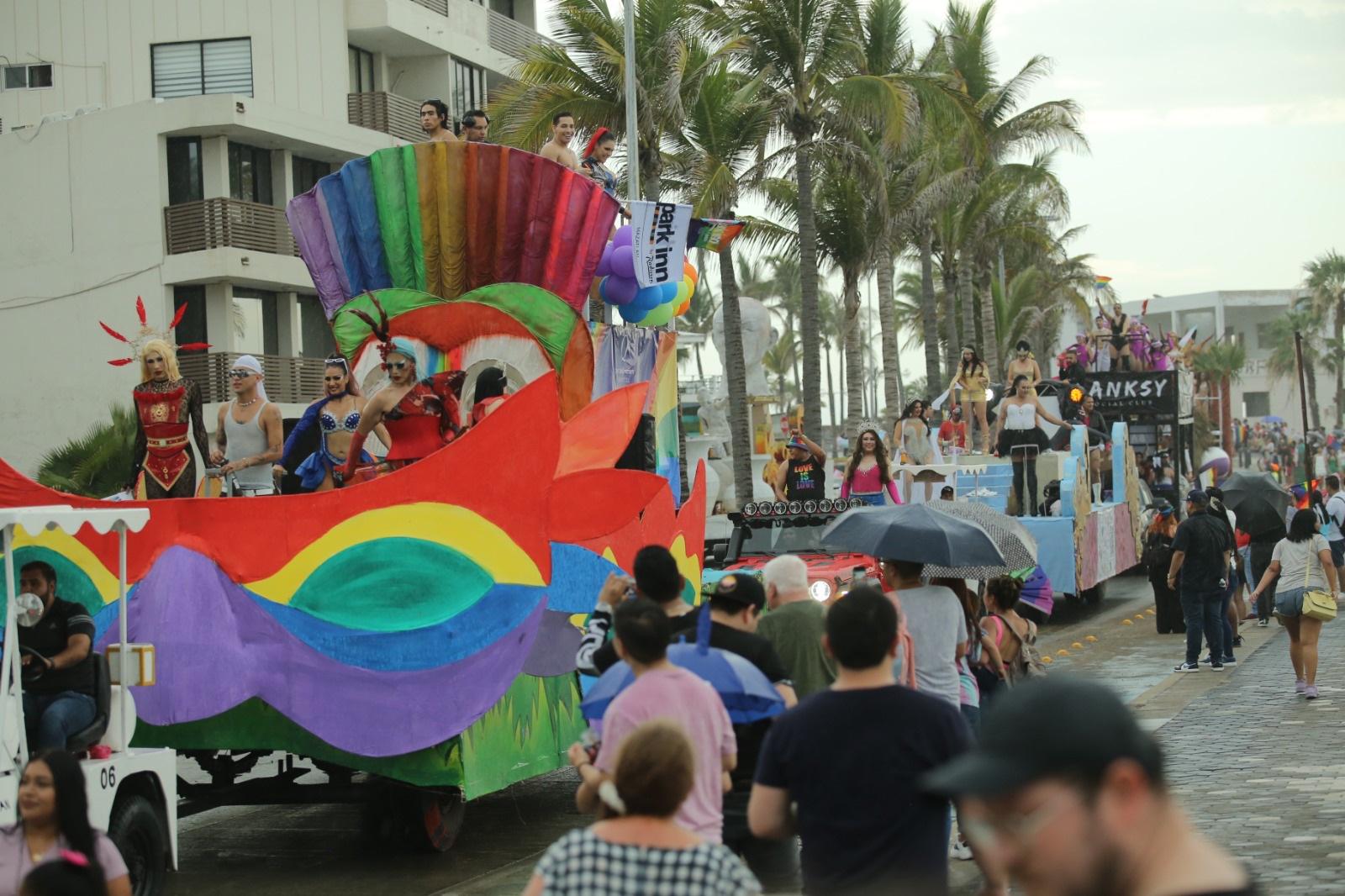 $!Se viste de colores el malecón de Mazatlán por la Mancha del Orgullo Gay y la Diversidad Sexual