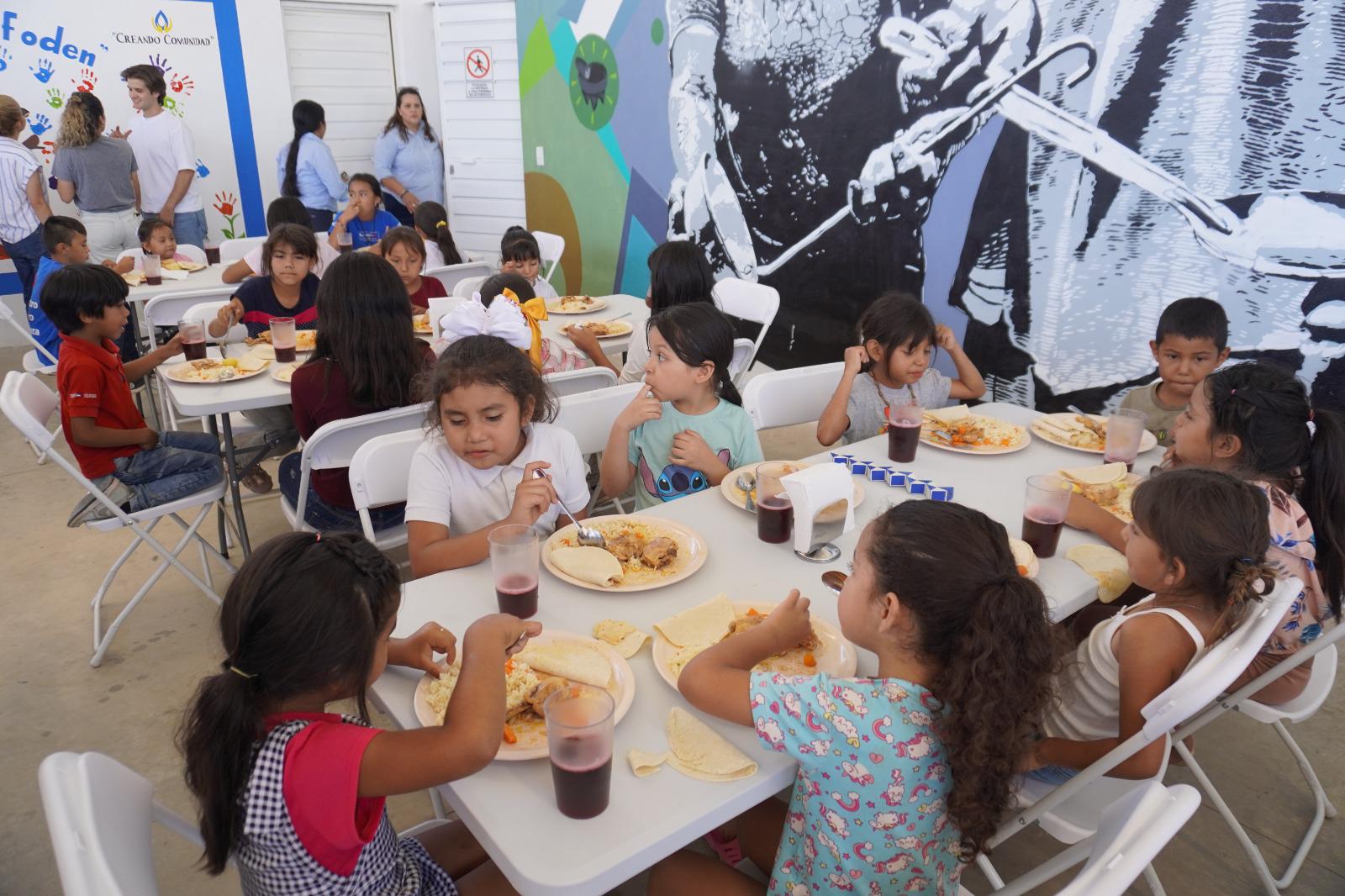 $!Tres veces a la semana decenas de pequeños reciben alimento.