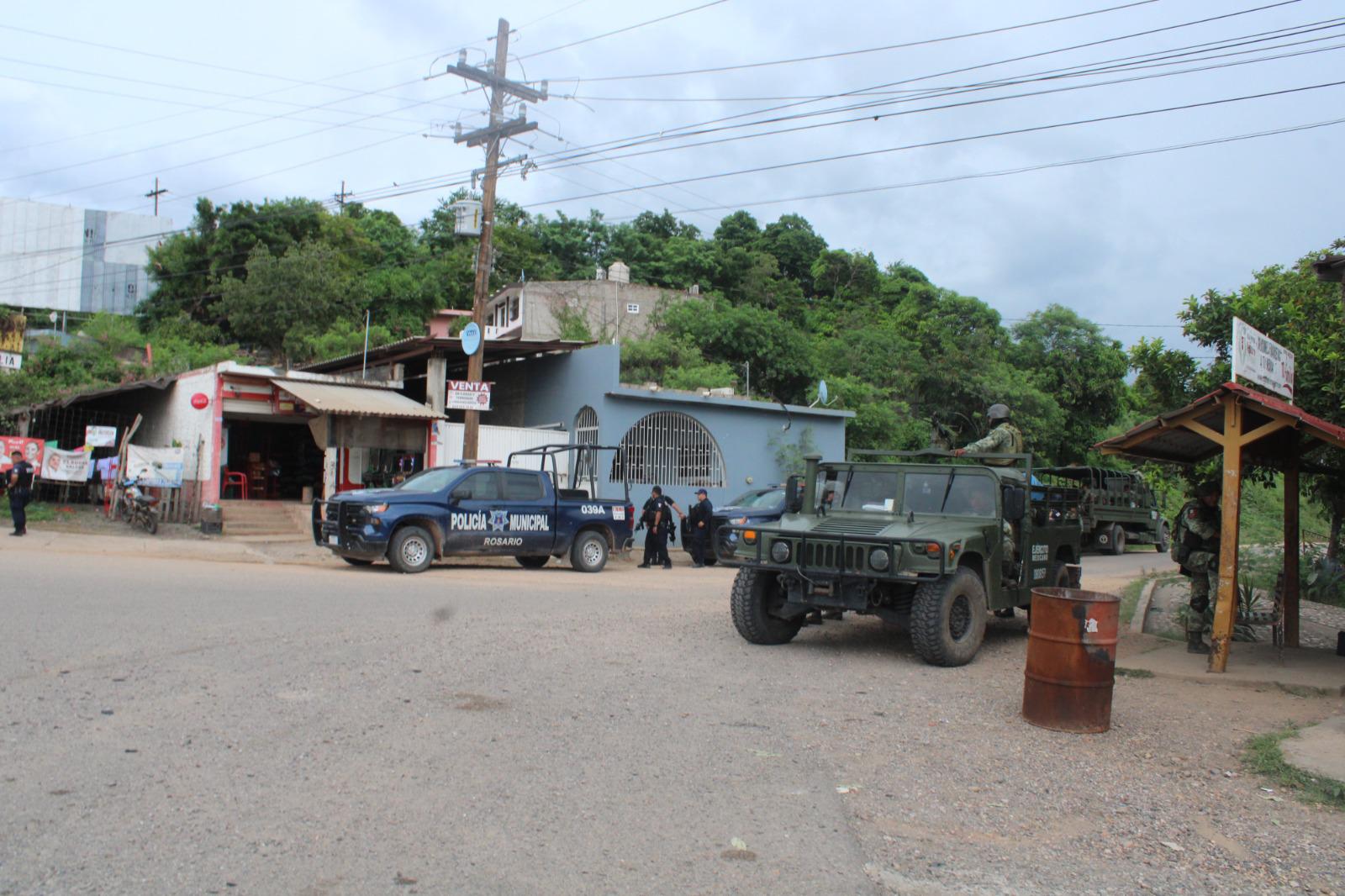 $!Tres detenidos, familias desplazadas y arsenal decomisado deja jornada de violencia en la sierra de Rosario