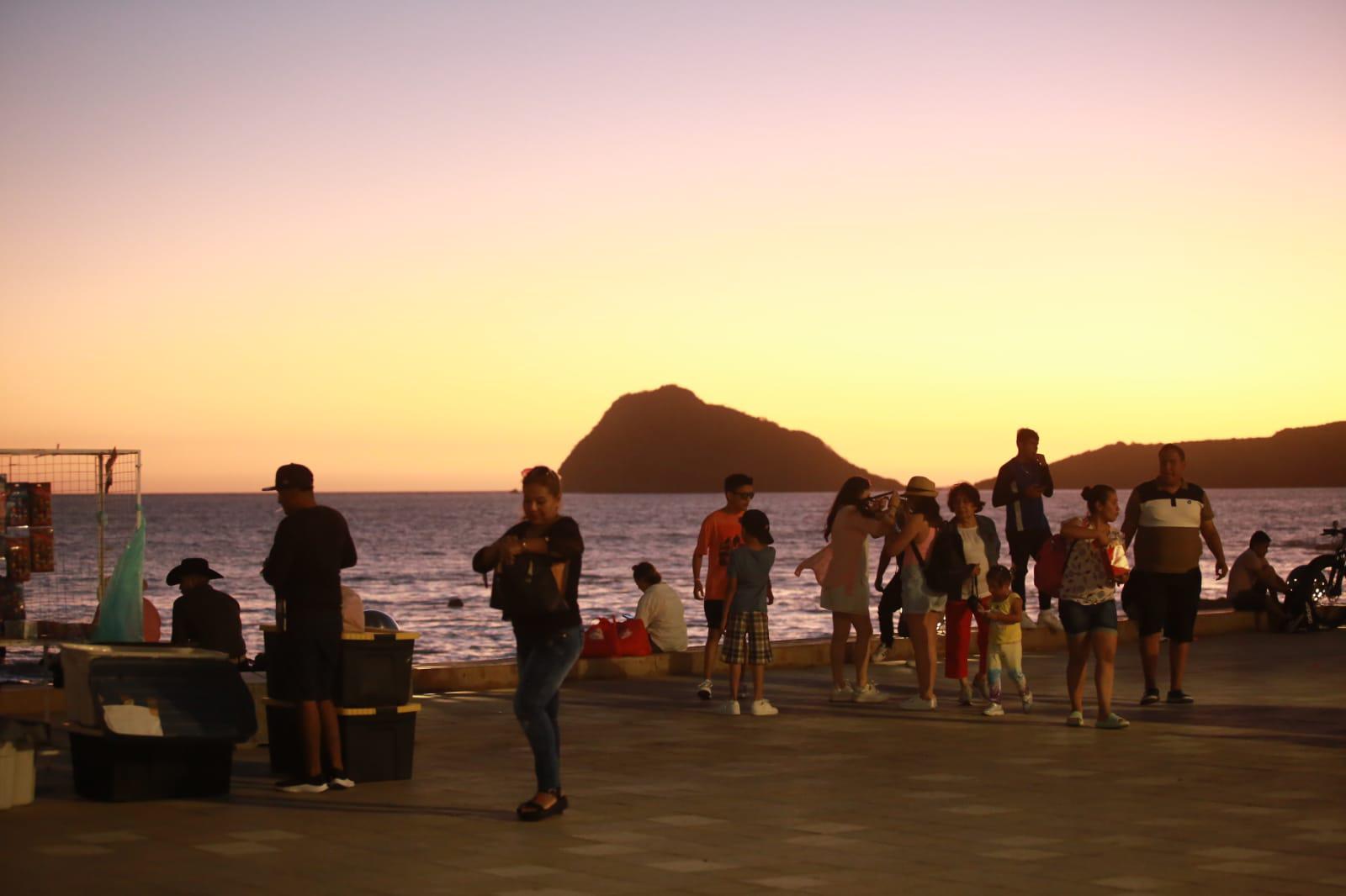 $!Vive Mazatlán un domingo tranquilo, con poco turismo en las calles