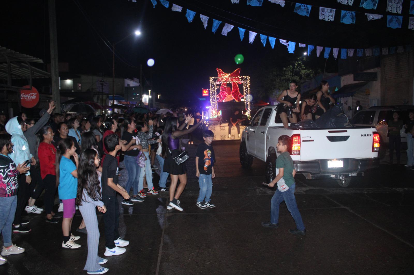 $!Familias rosarenses disfrutan desfile de las luces, gala navideña y encendido del árbol, pese a llovizna