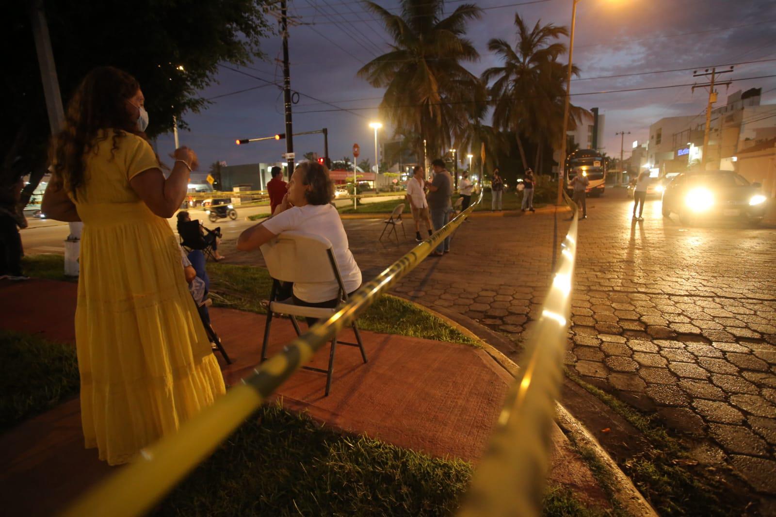 $!En Lomas de Mazatlán vecinos bloquean calle de manera indefinida; se oponen a funeraria en la zona