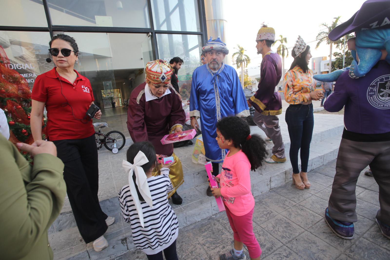 $!Viven niñas y niños mágica entrega de regalos de los Reyes Magos